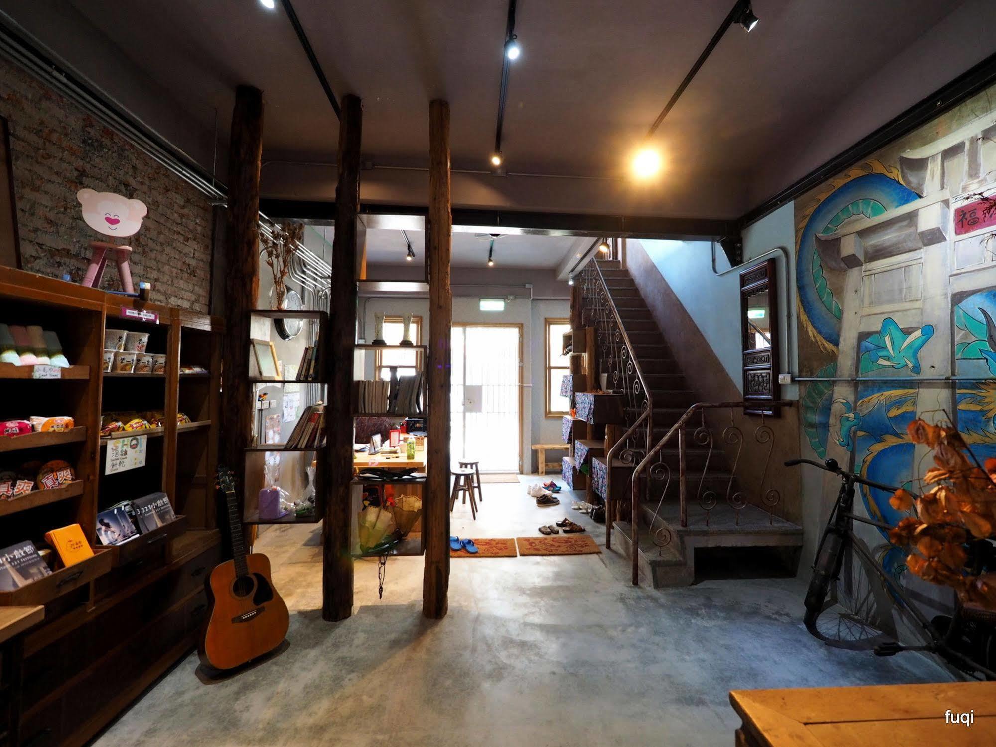 Fuqi Hostel - Heping Tainan Bagian luar foto