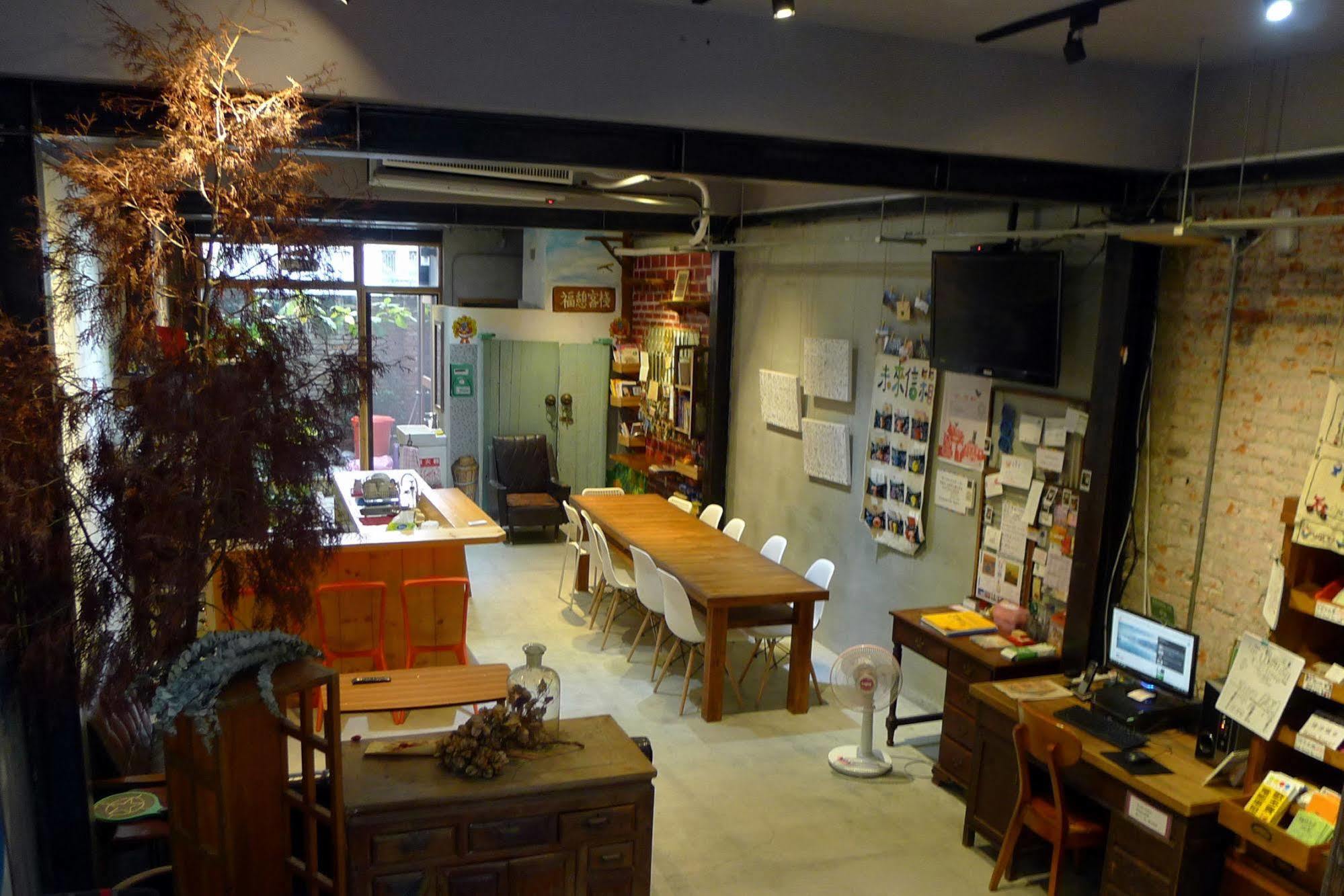 Fuqi Hostel - Heping Tainan Bagian luar foto