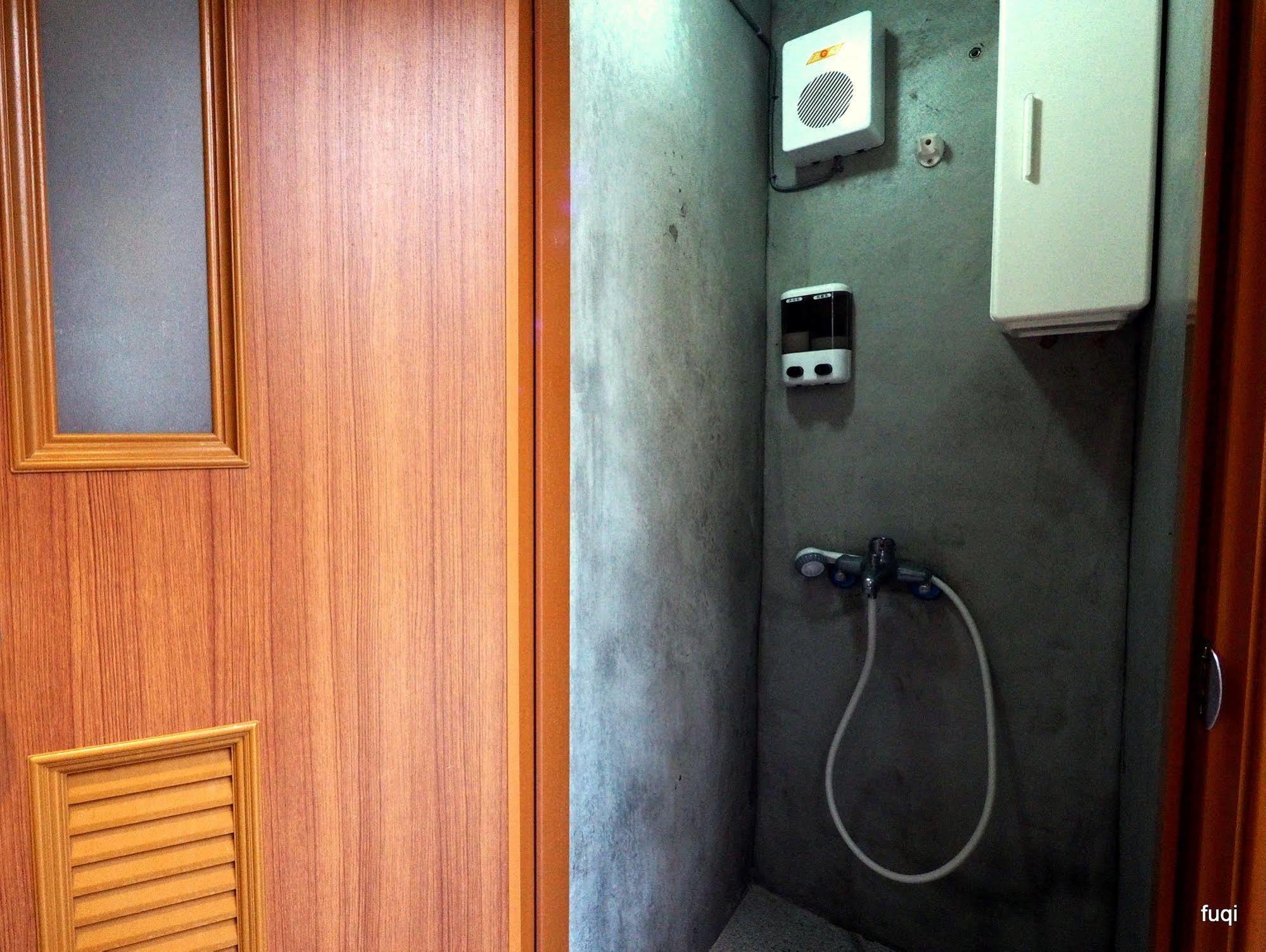 Fuqi Hostel - Heping Tainan Bagian luar foto