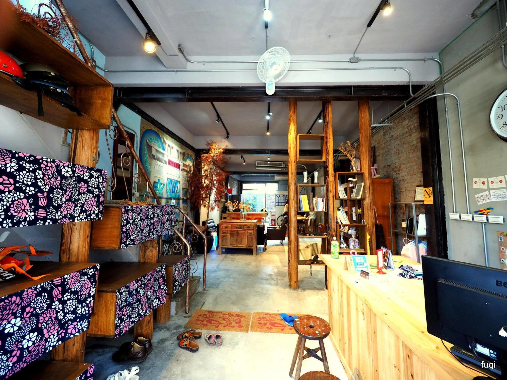 Fuqi Hostel - Heping Tainan Bagian luar foto