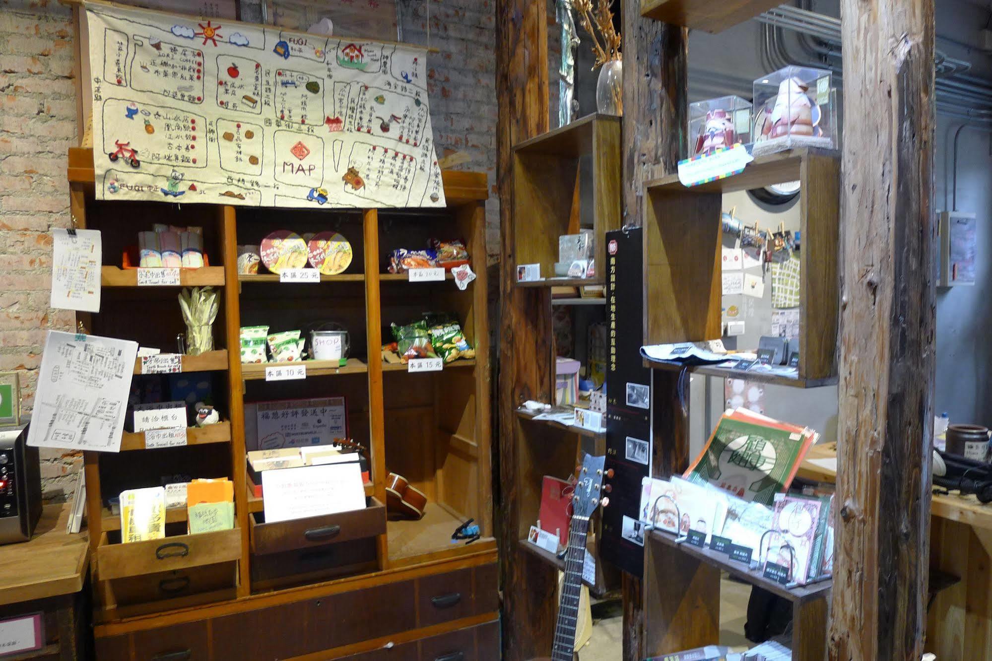 Fuqi Hostel - Heping Tainan Bagian luar foto