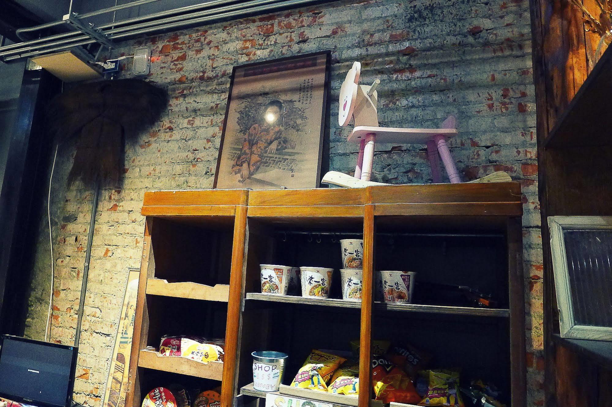 Fuqi Hostel - Heping Tainan Bagian luar foto